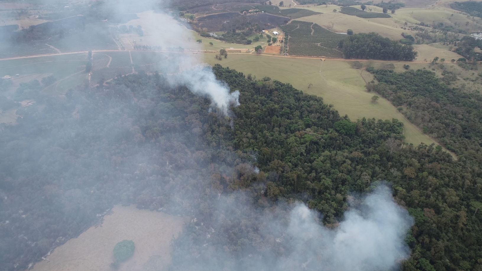 Incêndio em Santo Antônio de Posse ameaça área verde, e voluntários se unem no combate às chamas