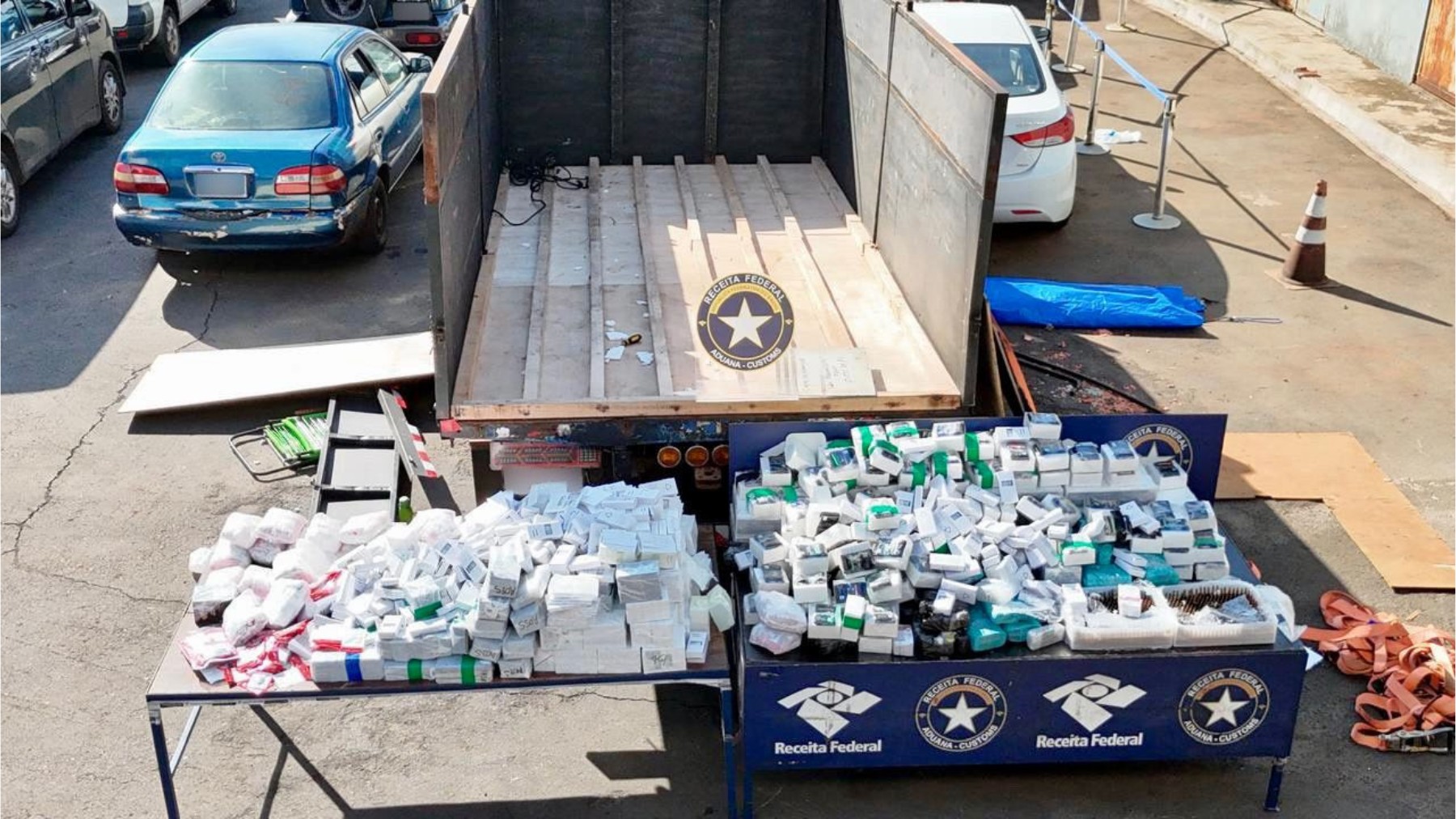 Motorista abandona caminhão durante abordagem no Paraná, e Receita apreende 10 mil anabolizantes em fundo falso de veículo