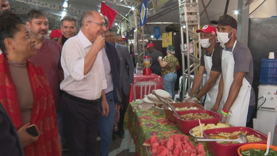 'Torcemos para que dê certo essa conversa' entre EUA e China, diz Alckmin durante evento em SP - 'O Brasil defende o multilateralismo e o livre-comércio com regras, respeitando a OMC. Então eu vejo que esse é o caminho', disse o presidente interino. As negociações sobre as tarifas de importação entre os dois países começaram no sábado (10), em Genebra.