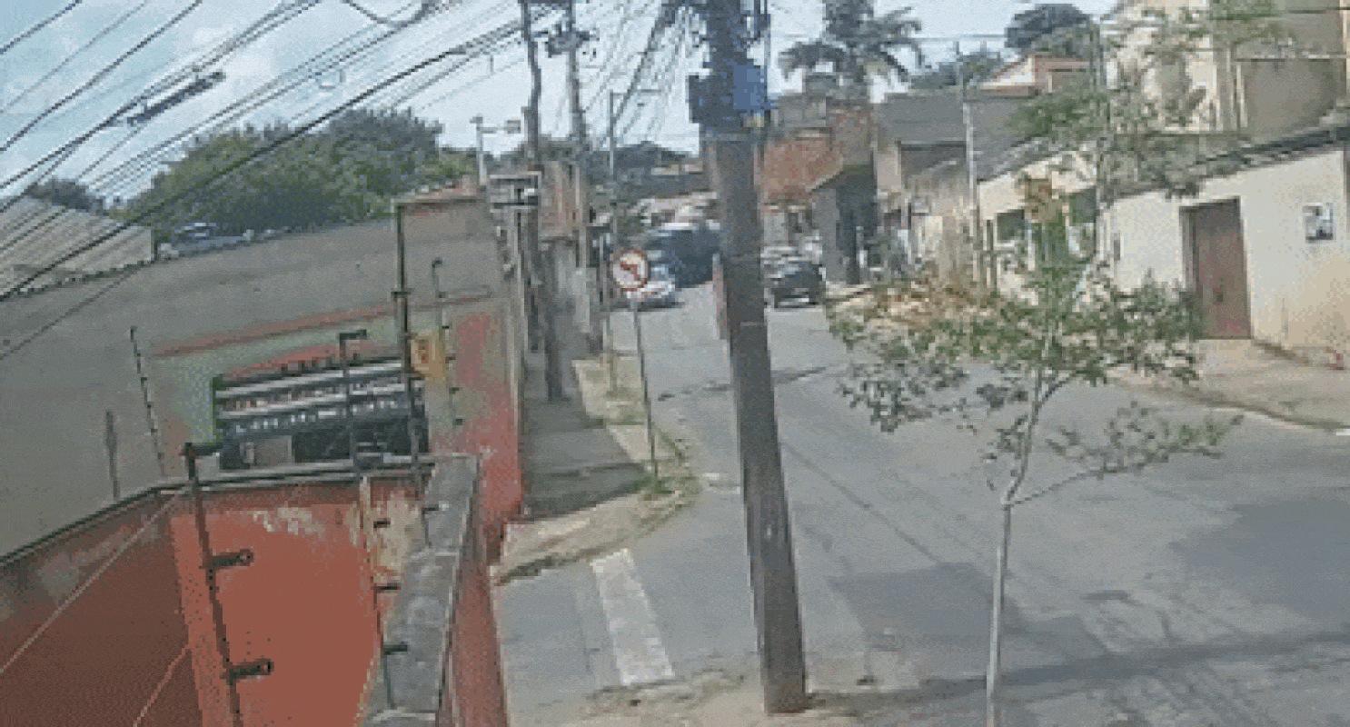 VÍDEO: Caminhão derruba poste no bairro Havaí e deixa imóveis sem luz em BH 