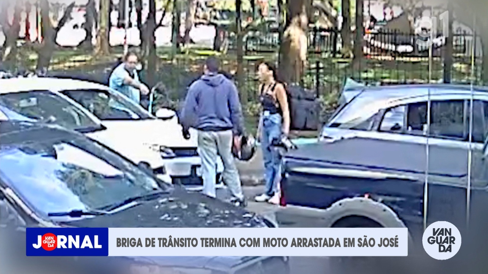 VÍDEO: Briga de trânsito entre motorista e motoboy termina com agressão e moto arrastada por carro em São José dos Campos, SP