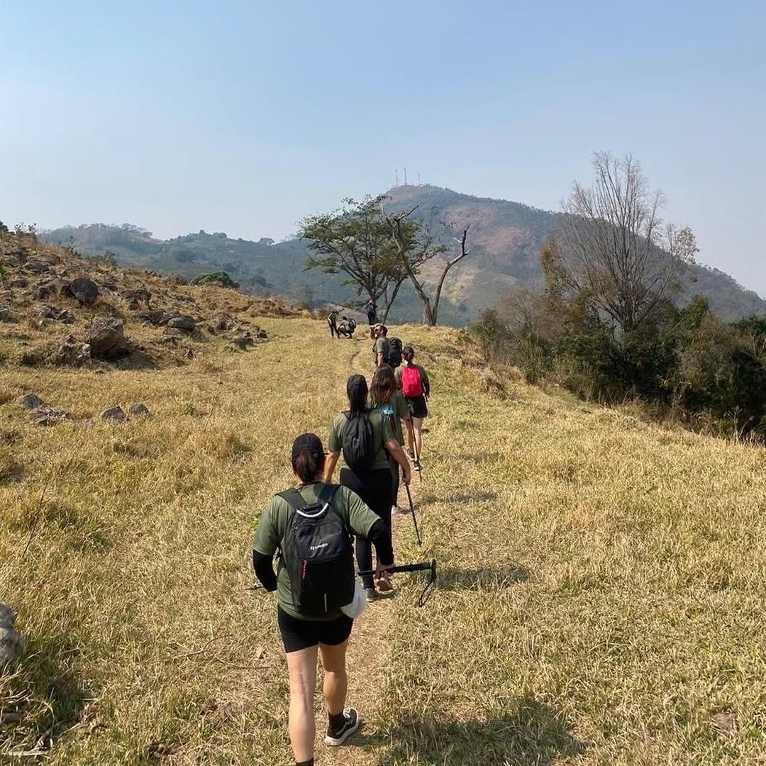 Psicóloga de Piracicaba transforma natureza em 'divã' e une trilhas à terapia