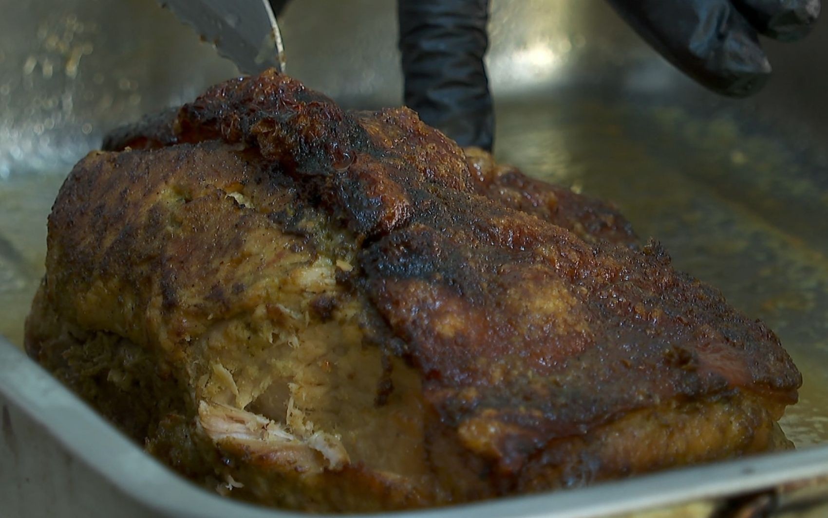 'Barato da Cozinha': aprenda a fazer pernil crocante com farofa de festa 