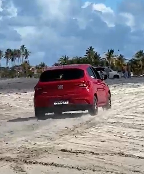 Vídeos flagram carros em alta velocidade na areia de praia em Lucena, na Paraíba