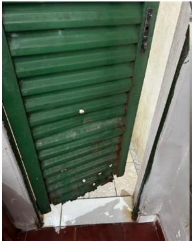 Foram constatadas diversas irregularidades nos centros, como teto com mofo, banheiros em ms condies de uso, portas quebradas e fechaduras danificadas.  Foto: Reproduo