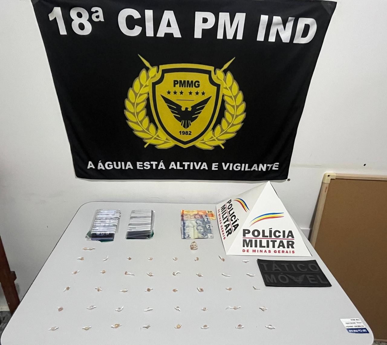 Mulher é presa após apreensão de crack em pote de creme na casa onde ela morava com os filhos, um bebê e uma menina de 4 anos