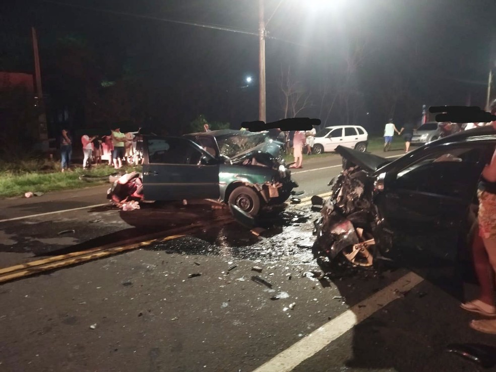 Colisão frontal entre dois carros matou homem de 36 anos em Pacaembu (SP) — Foto: Polícia Militar Rodoviária