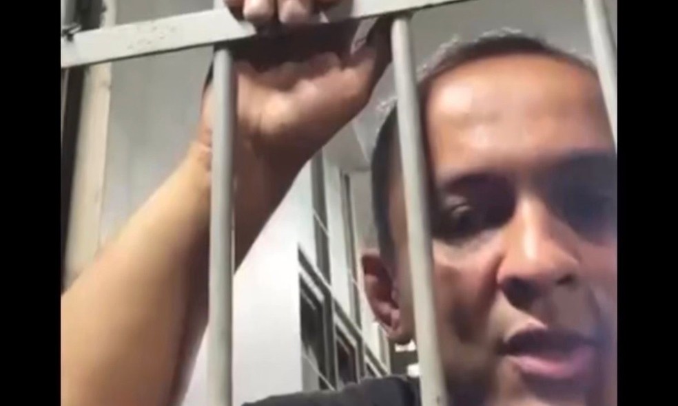 Melqui Galvão faz videochamada de dentro de cela no AM e pede apoio em depoimento. — Foto: Reprodução