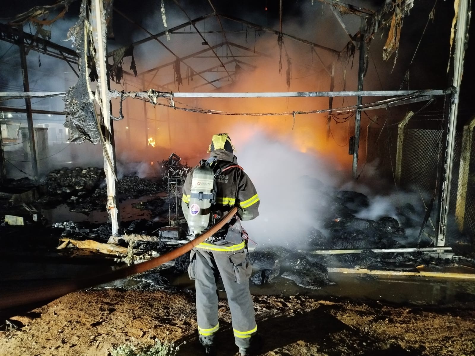 Incêndio destrói depósito de empresa de energia solar em Janaúba
