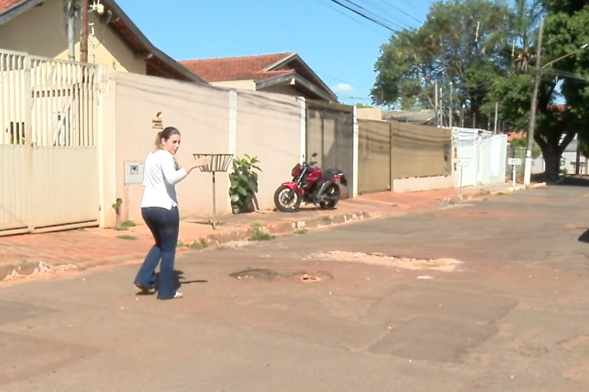 Campo Grande: moradores tapam buracos por conta própria após falta de resposta da prefeitura