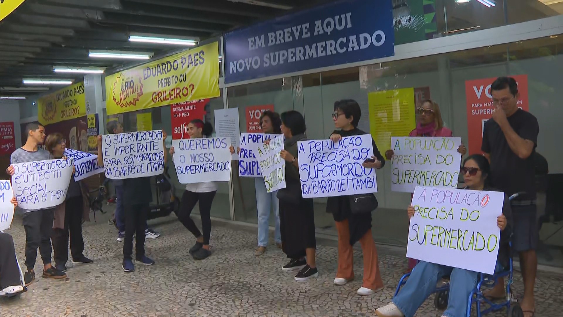 Protesto em Botafogo reúne moradores contra leilão de terreno de antigo supermercado