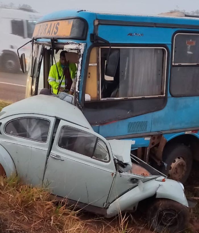 Motorista morre após fusca bater de frente com ônibus de trabalhadores rurais no interior de SP 