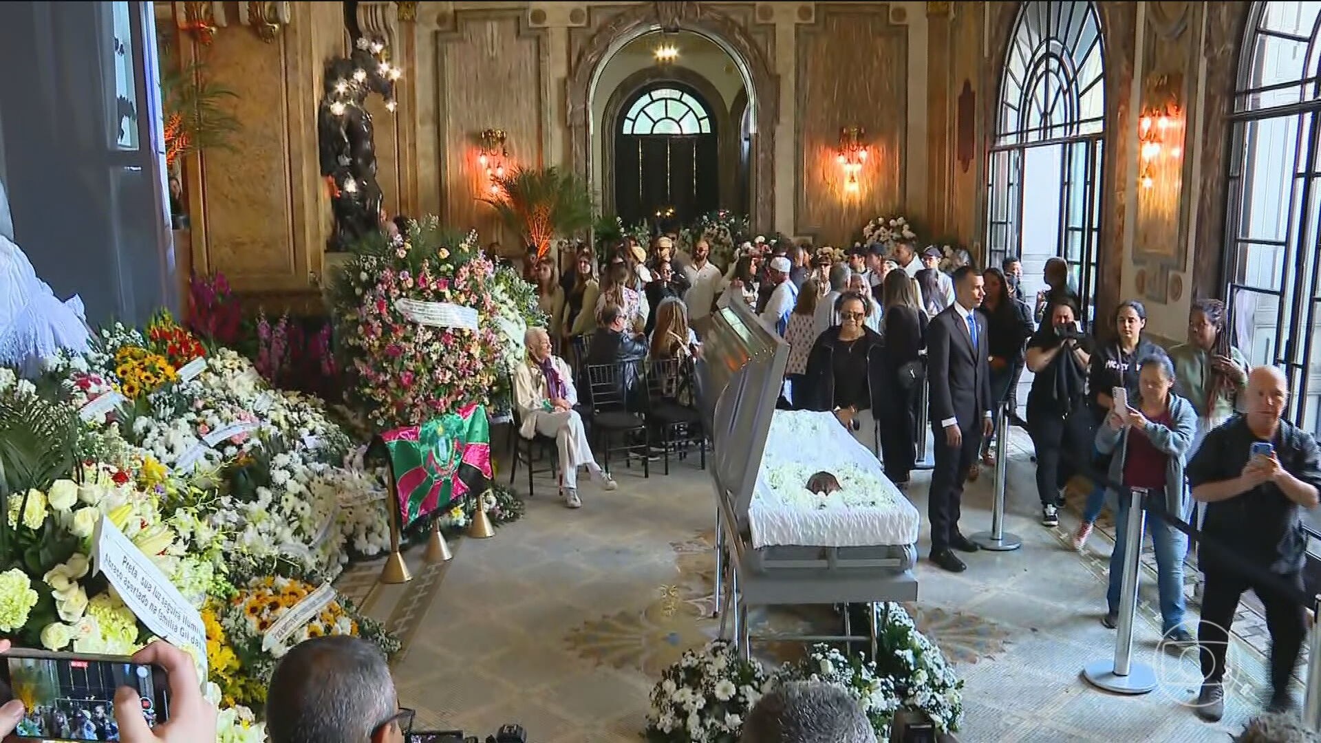 Família, amigos e fãs se despedem da cantora Preta Gil em velório no Theatro Municipal do Rio
