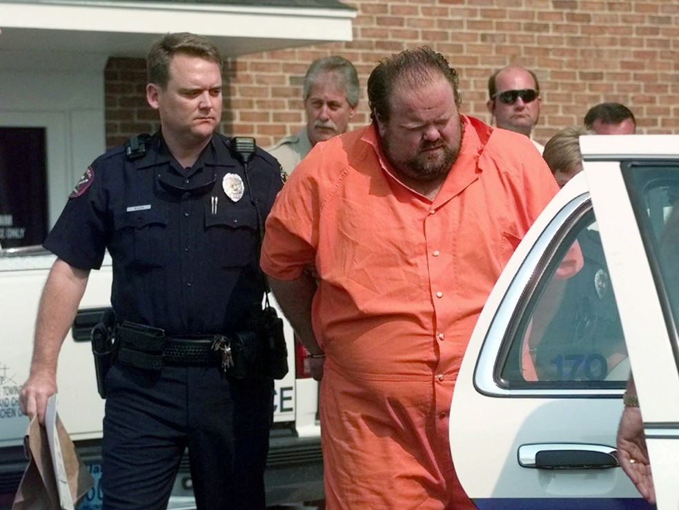 Autoridades escoltam Alan Eugene Miller, condenado à morte, em 5 de agosto de 1999 — Foto: Dave Martin/AP/Arquivo