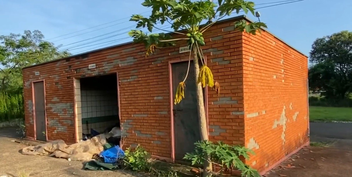 Lixo e mato alto: desativado há mais de 1 ano, abandono do campus da Unimep em Piracicaba preocupa moradores  