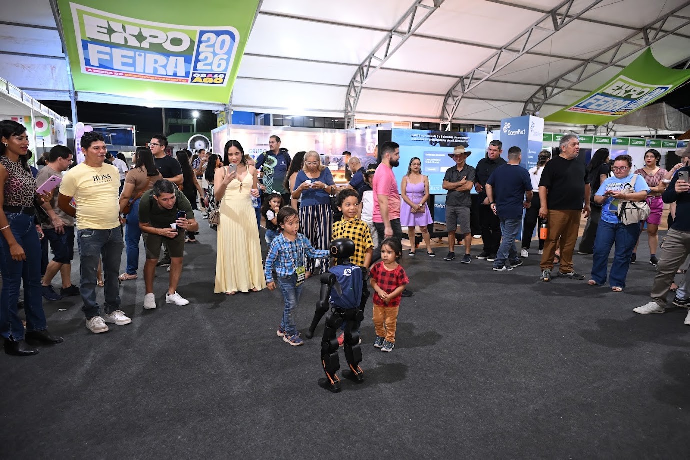 Robô 'Maicon' dança e surpreende visitantes na Expofeira do Amapá