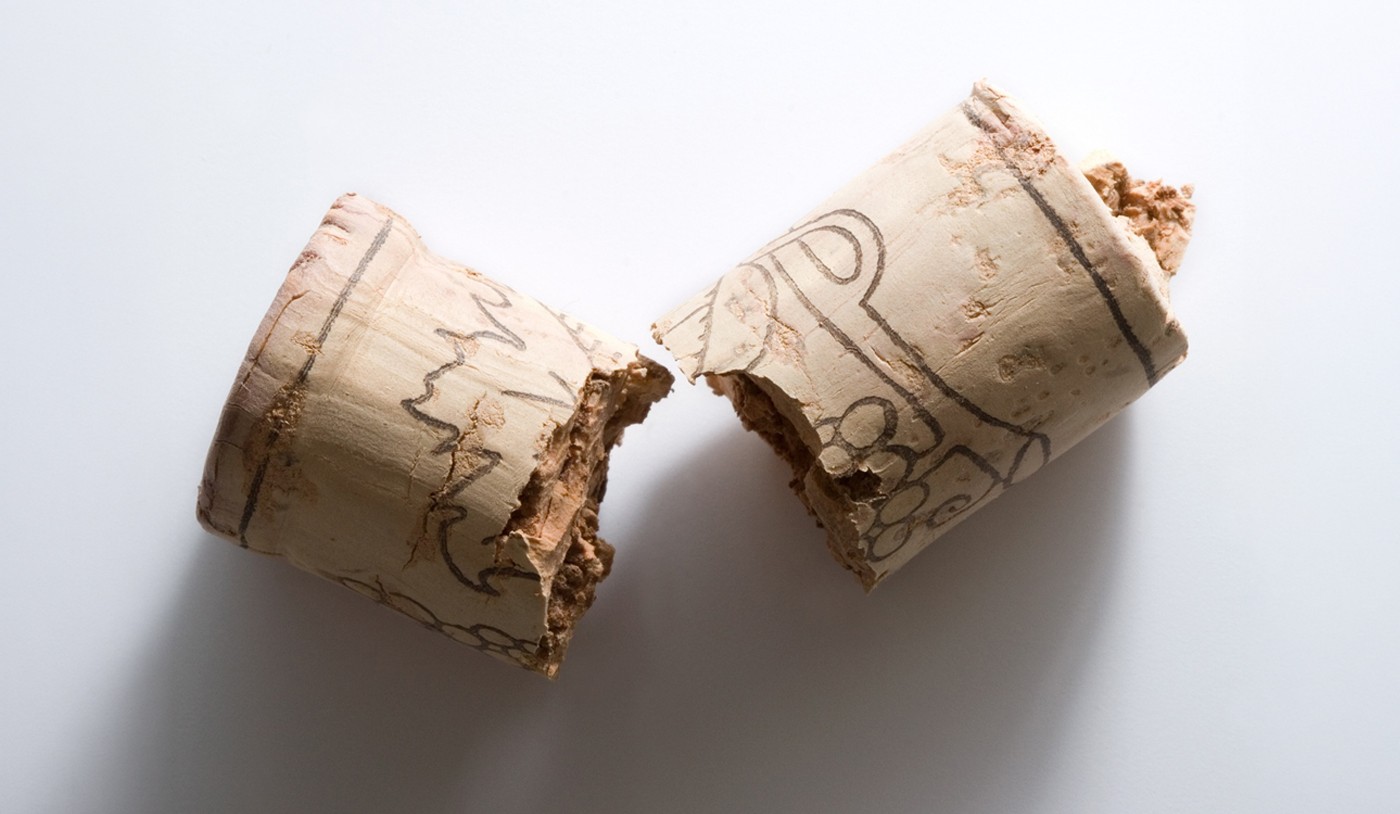 A rolha quebrou e caíram pedacinhos no vinho?