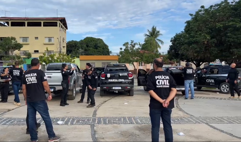 Policiais se reuniram para deflagrar operação em Januária — Foto: Reprodução/Inter TV Grande Minas