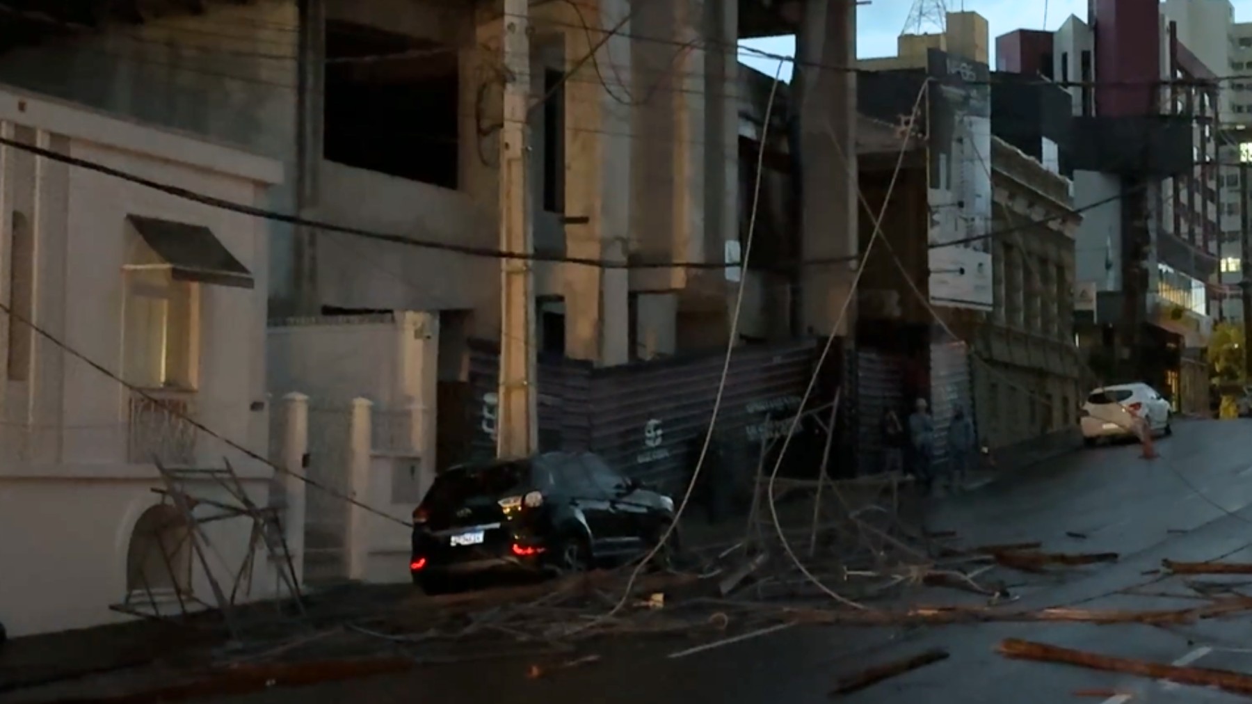 Andaime de prédio em construção cai em carro e em poste, e cidade fica com 20 mil imóveis e 100 semáforos sem luz no PR