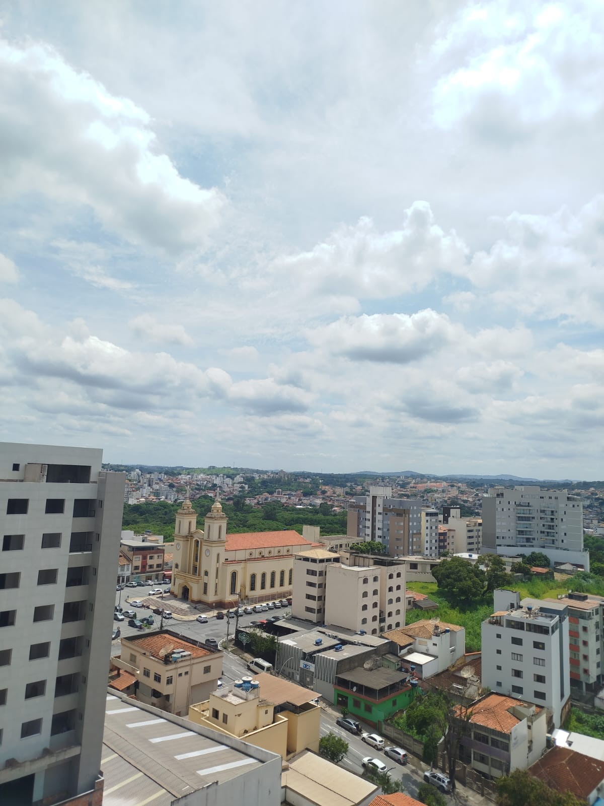 Frente fria com chuvas persiste, mas fim de semana será de sol em Divinópolis e região 