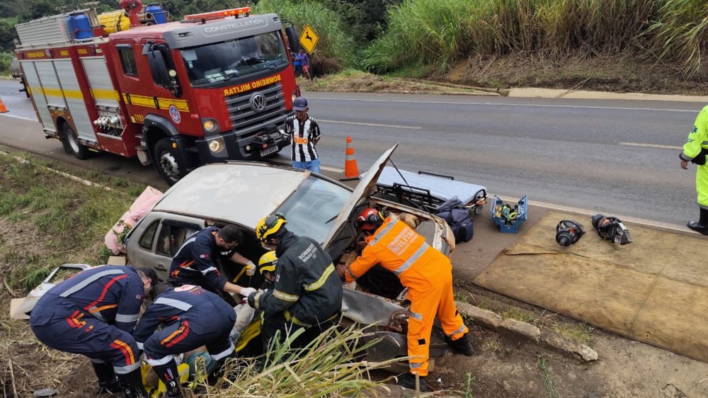 Patrocínio: Ultrapassagem malsucedida causa batida, deixa idoso preso às ferragens e criança ferida pelo cinto na BR-365