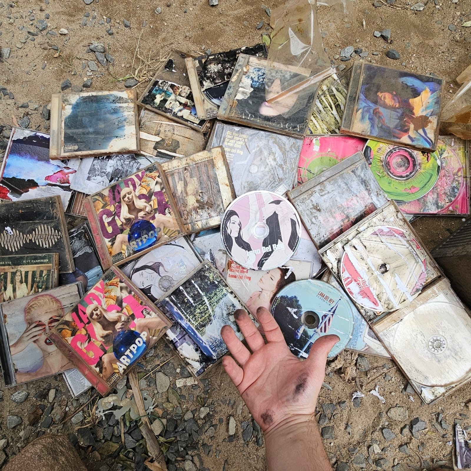 No Rio para ver Lady Gaga, fã gaúcho lembra da enchente no Sul, há 1 ano, e dos CDs da cantora destruídos na lama: 'Um pesadelo'