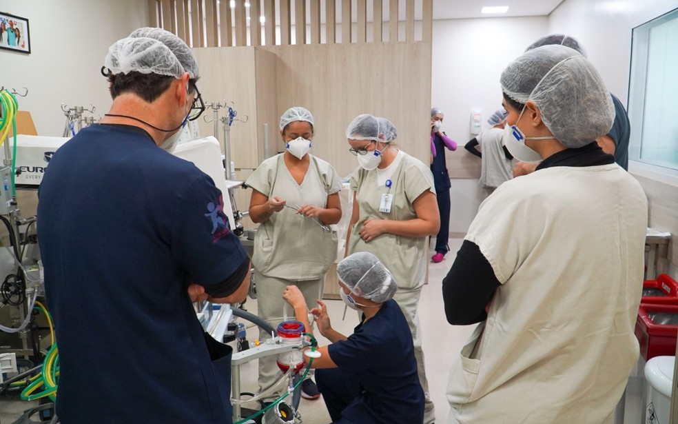 Time de ECMO prepara máquina antes do procedimento no HCM de Rio Preto (SP) — Foto: Foto: Crédito: Carla Dias/CardioPedBrasil®