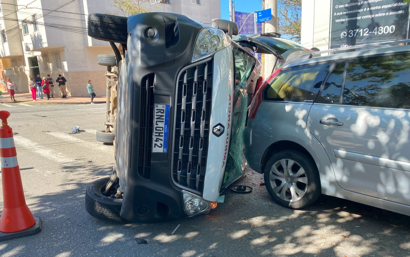 Ambulância tomba no Centro de Poços de Caldas, MG