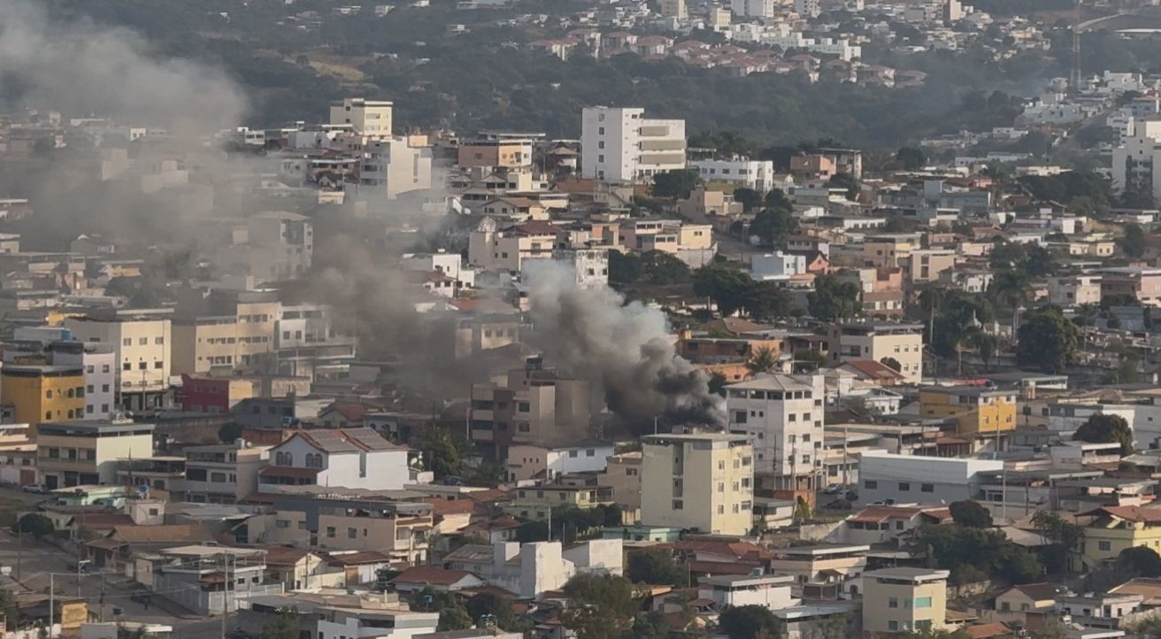 VÍDEO: incêndio atinge casa e fumaça densa chama atenção de moradores em Divinópolis