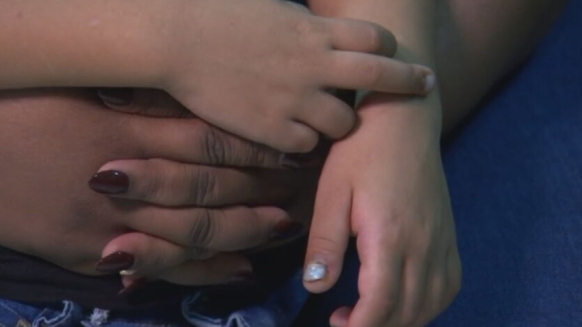 Mãe revela que percebeu mudança de comportamento do filho antes de descobrir agressão com chinelo em escola: 'Muito triste'