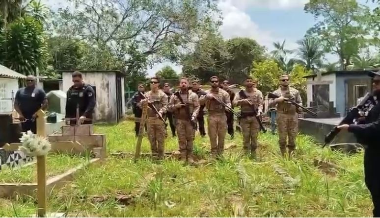 Família e amigos de policial morto dentro de delegacia no AP prestam últimas homenagens