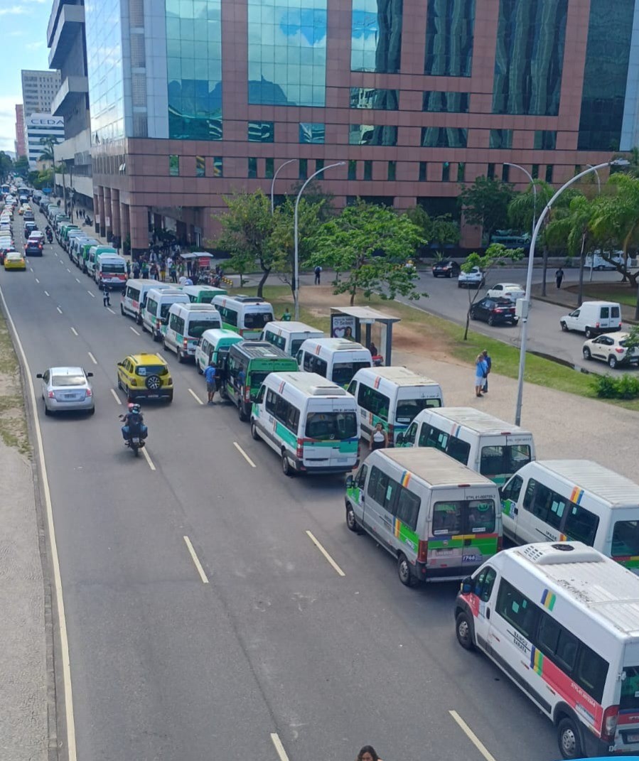 Protesto de motoristas de vans ocupa faixa da Presidente Vargas e causa retenções no Centro do Rio
