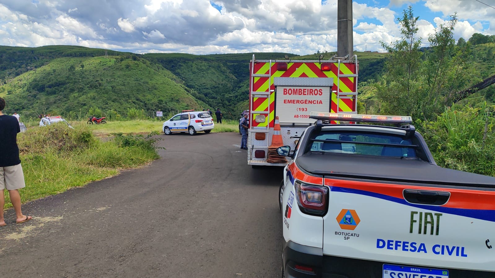 Mulher cai com carro em ribanceira na Estrada da Bocaina em Botucatu