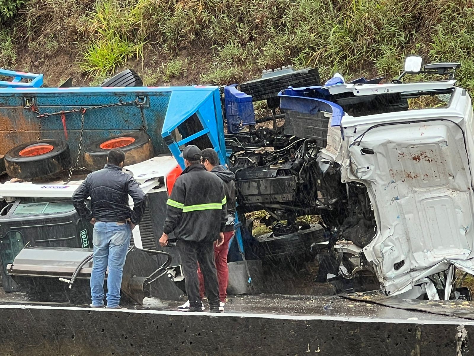 Motorista de caminhão fica gravemente ferido após veículo cair de viaduto em rodovia de Itupeva