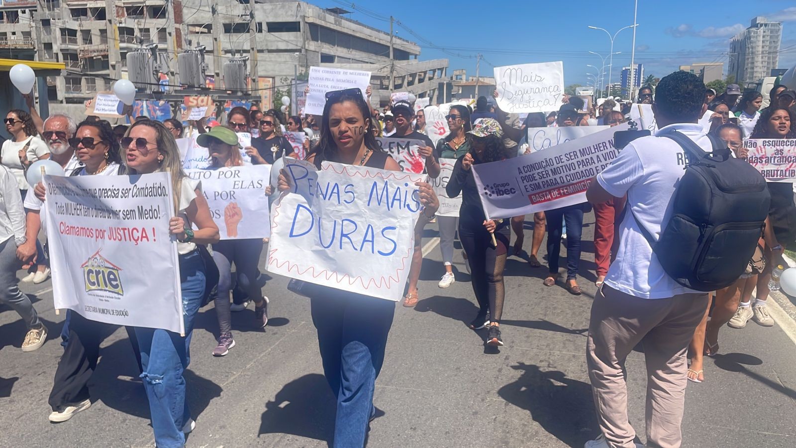 Grupo protesta após mortes de três mulheres na Bahia e pede agilidade nas investigações
