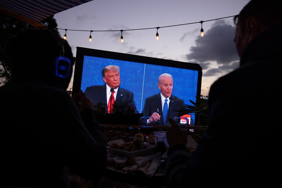 Espectadores assistem debate entre Donald Trump e Joe Biden, em San Diego, EUA 22/10/2020  — Foto: REUTERS/Mike Blake