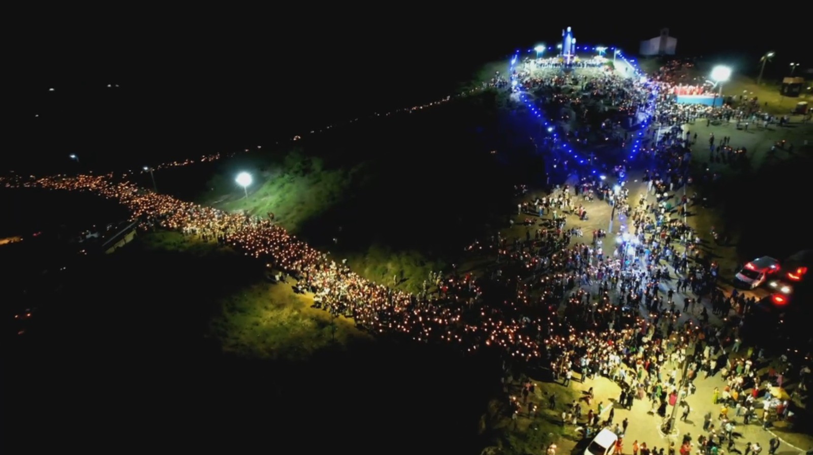 Mais de 20 mil pessoas participam de procissão com tochas no interior da Bahia