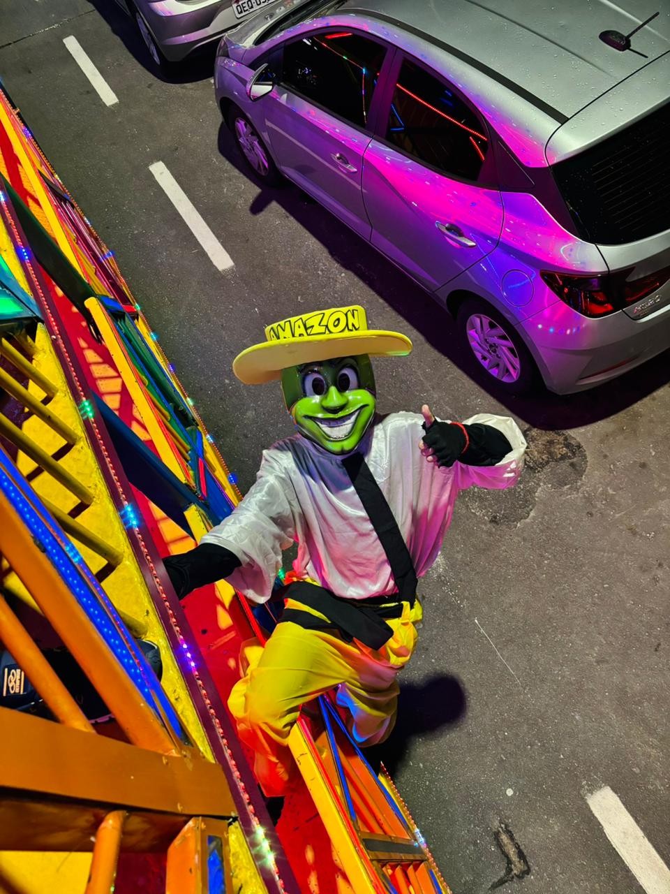 Vestido de 'O Máskara', dançarino 'super-herói' apaga fogo em fiação de poste em Belém; VÍDEO