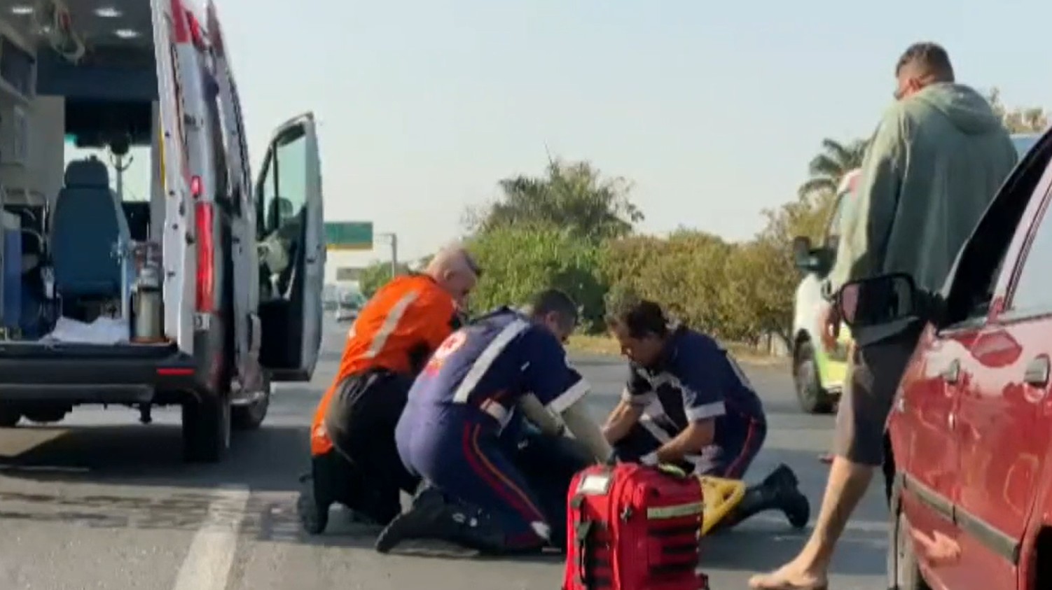 Mulher é socorrida em estado grave após acidente com carro e moto e trânsito tem lentidão em rodovia de Piracicaba