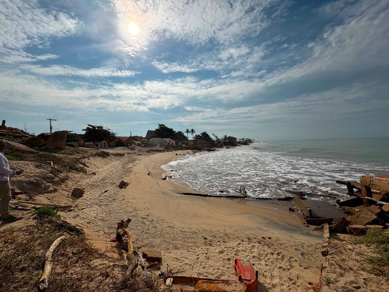 Equipe multidisciplinar começa a investigar o avanço do mar em Atafona, em São João da Barra 
