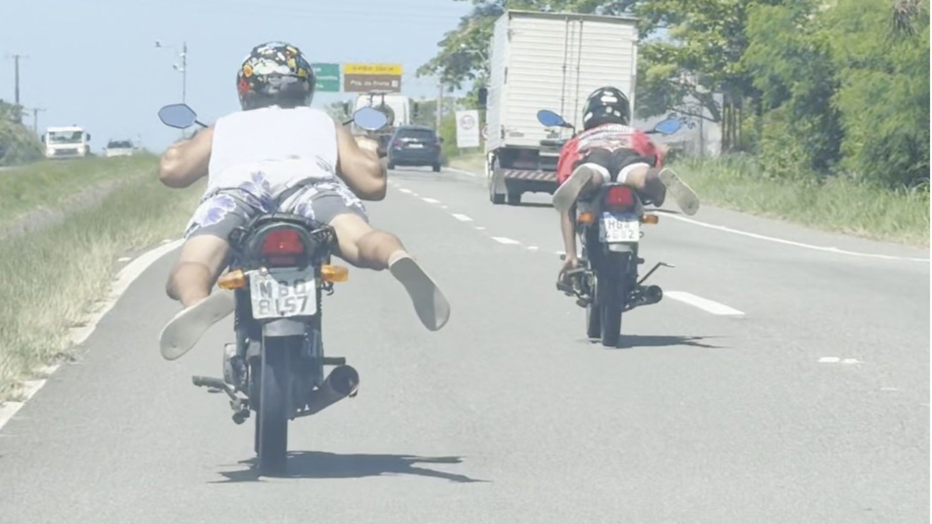 VÍDEO: Motociclistas são flagrados fazendo manobra 'Superman' na Rodovia do Sol, em Vila Velha