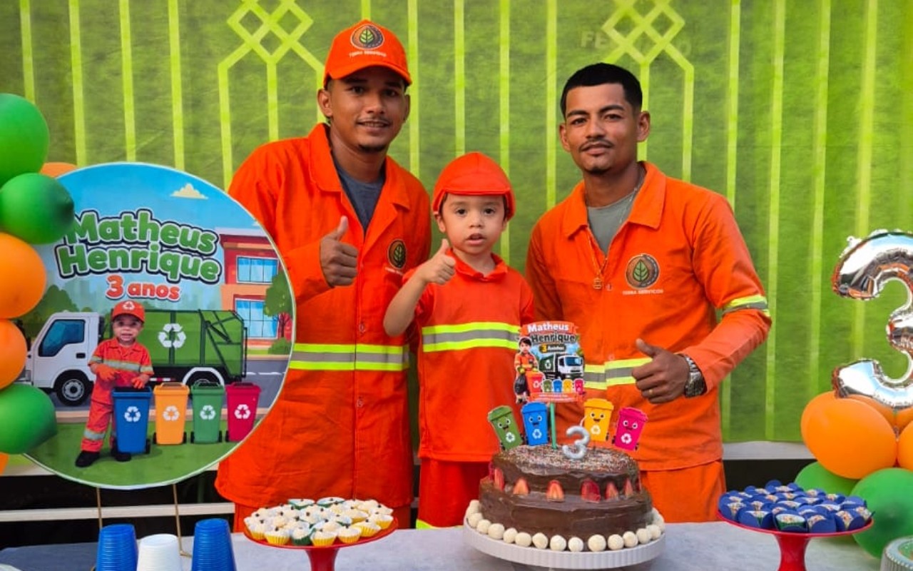 Fã de caminhão de lixo: menino celebra aniversário de 3 anos com homenagem
