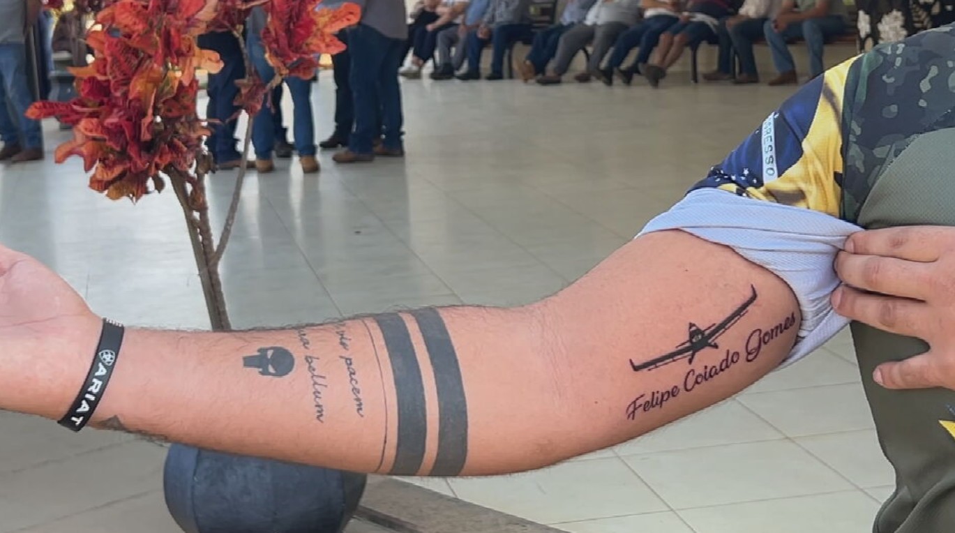 Amigo tatua nome de jovem que morreu em queda de avião em Rio Preto: 'Para sempre no nosso coração'