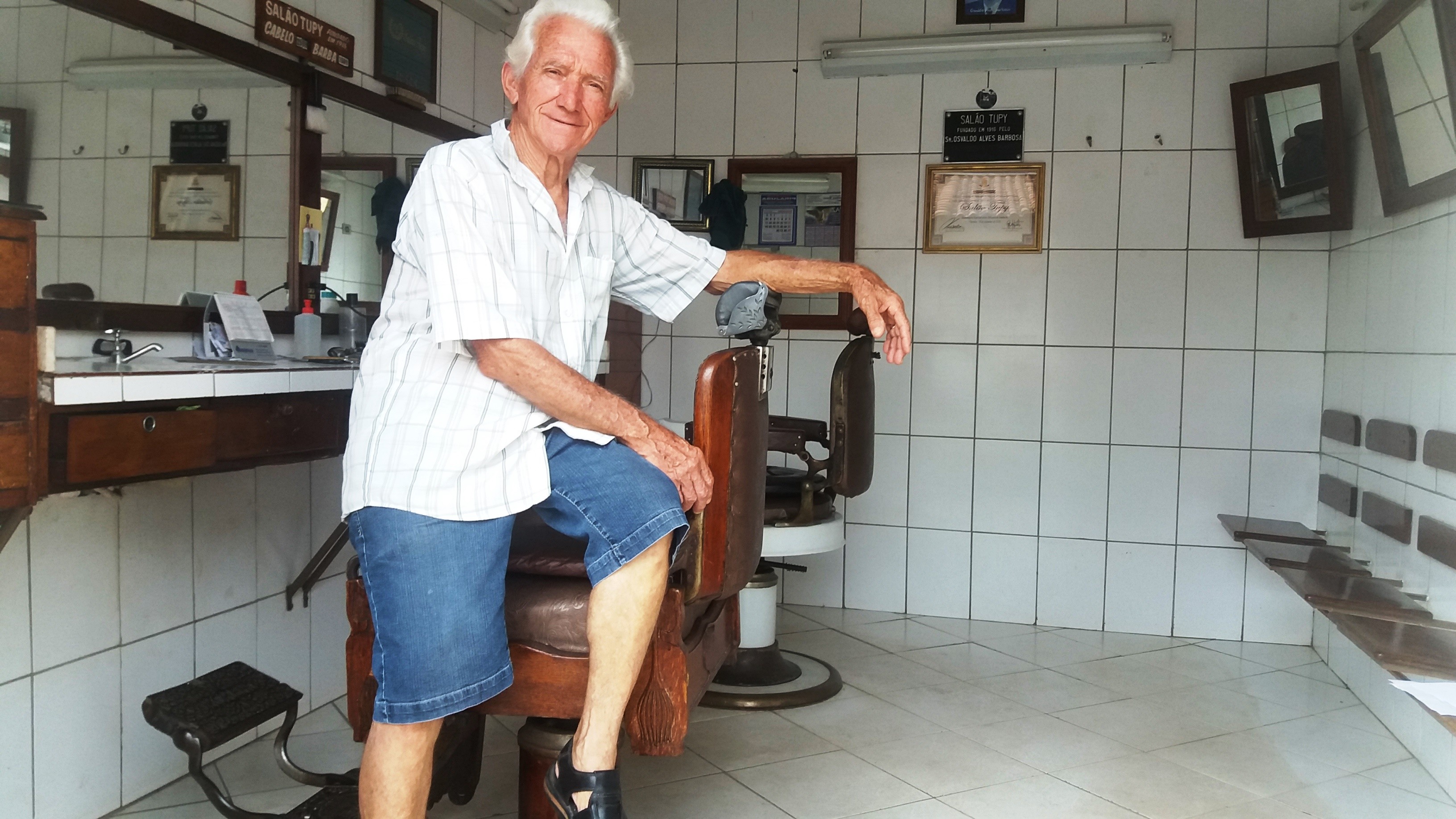 Dia do Idoso: Aos 88 anos, barbeiro segue atuando em salão criado em 1916 após troca de violão por tesouras e navalhas em MG
