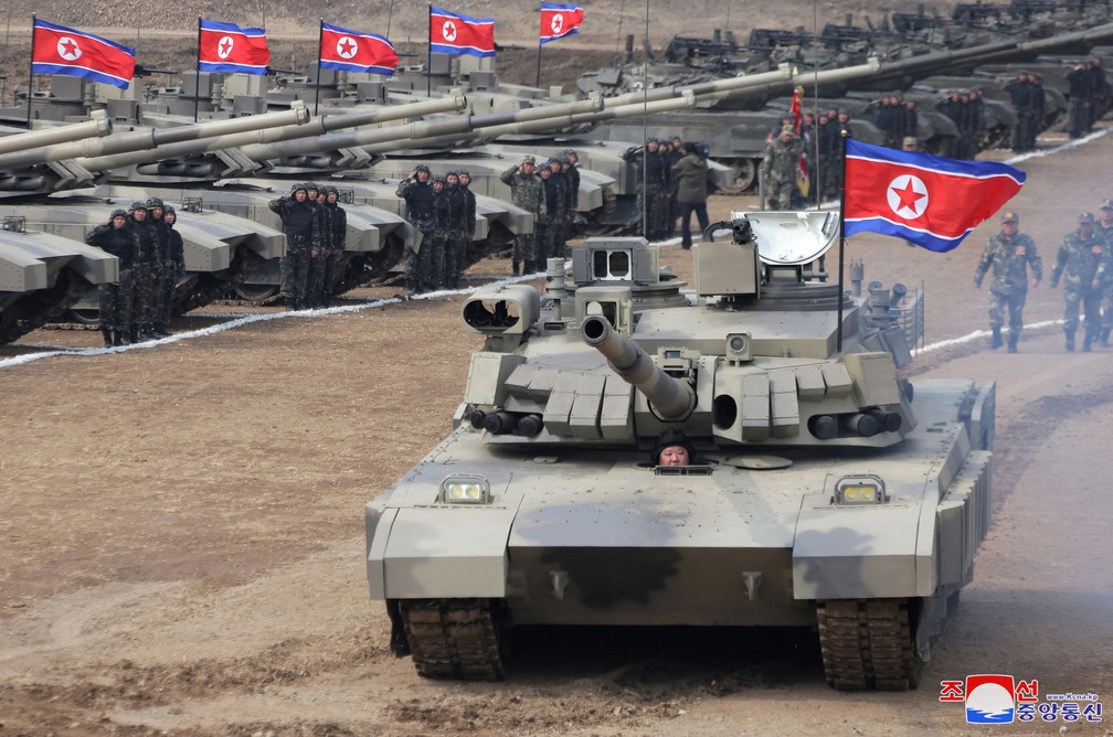 Kim Jong-un foi fotografado dirigindo tanque de guerra da Coreia do Sul — Foto: KCNA via Reuters