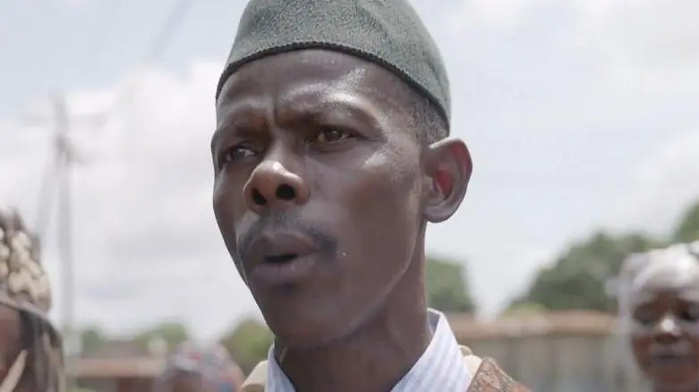 'Uma maçã podre destrói todas as demais... Somos curadores, não assassinos', declarou o presidente do Conselho de Curadores Tradicionais de Serra Leoa, Sheku Tarawallie — Foto: BBC