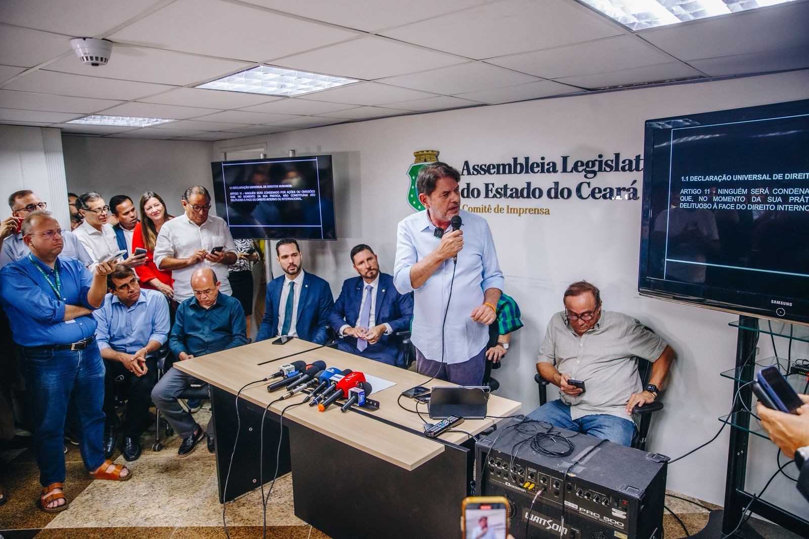 Senador Cid Gomes sai em defesa de deputado Júnior Mano, alvo de investigação da PF por fraudes