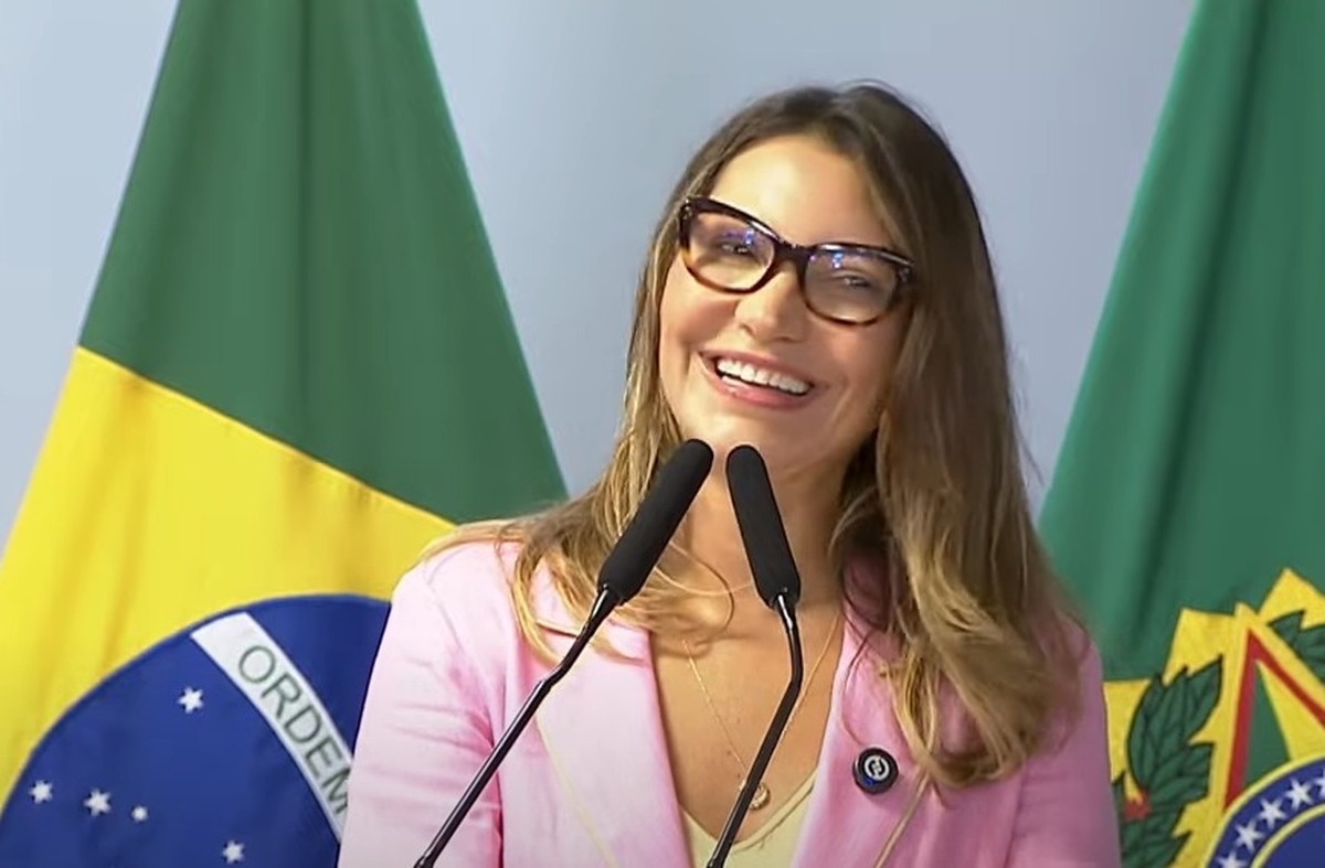 Janja desembarca na Rússia seis dias antes da comitiva presidencial e visita sede do governo Putin