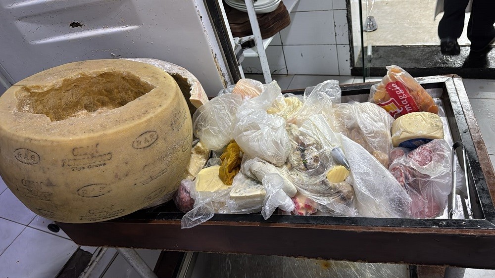 Dois restaurantes são autuados por alimentos fora do prazo de validade, em João Pessoa