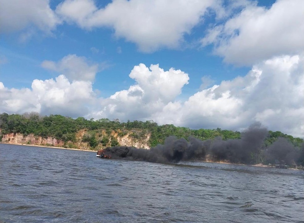 Lancha pega fogo próximo à praia do Tapari; uma pessoa morreu — Foto: Reprodução